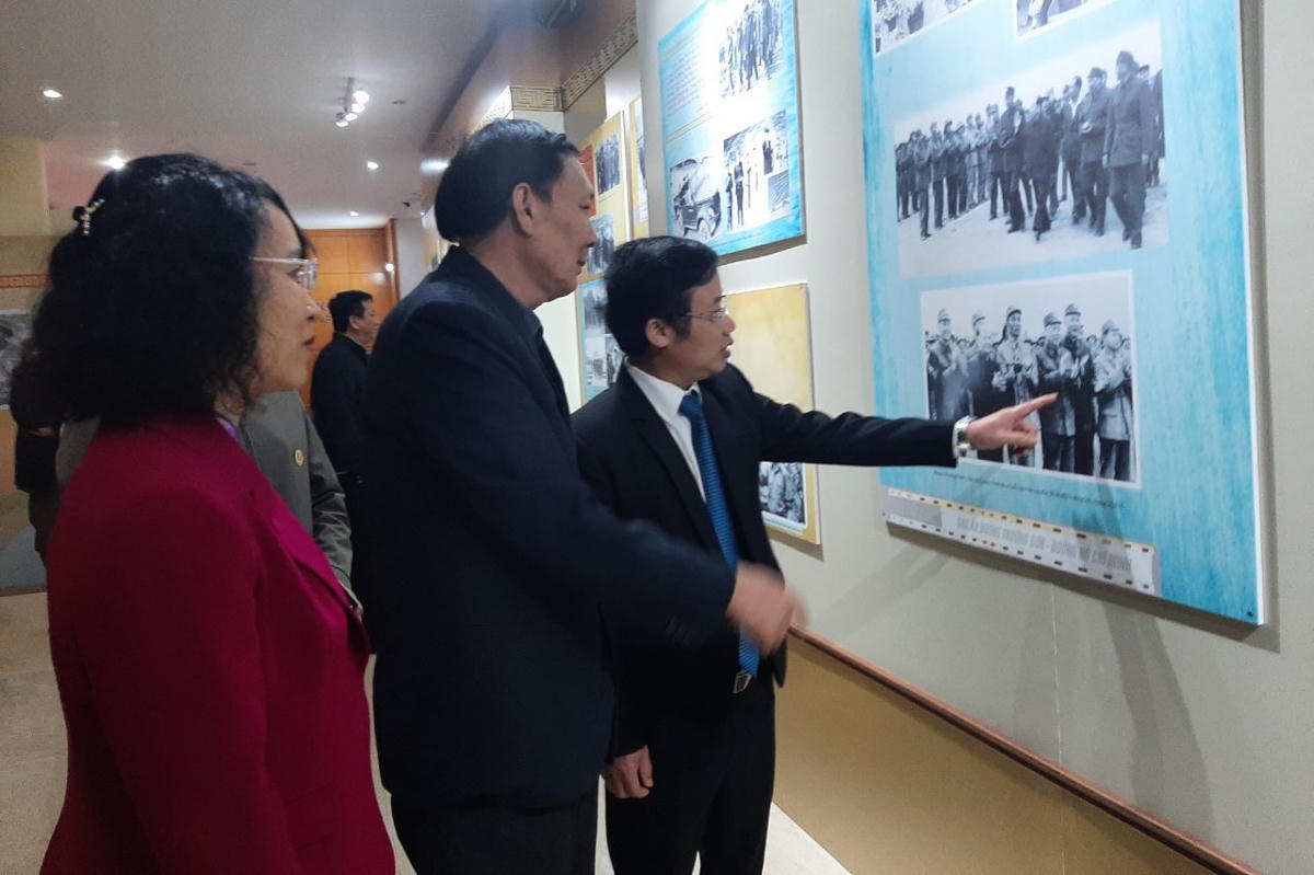 Đại biểu tham qua triển lãm.