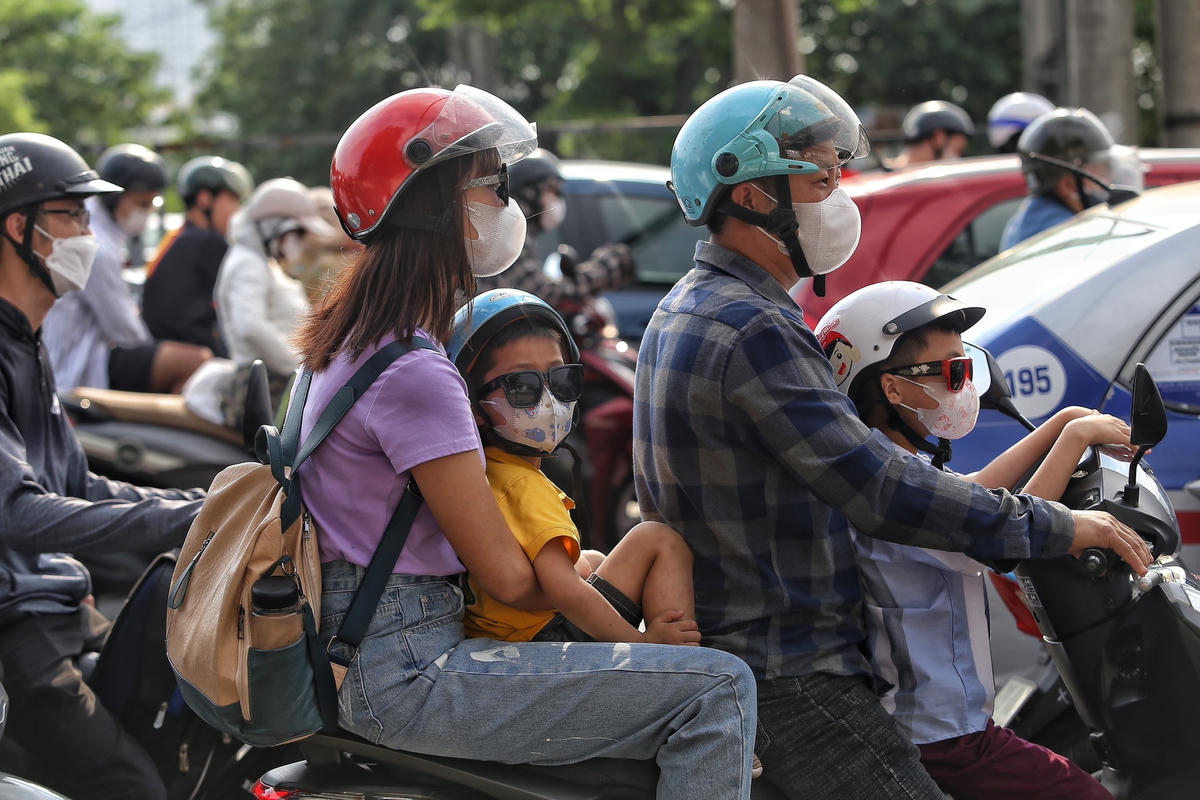 Các em nhỏ tỏ ra khá mệt khi phải di chuyển một quãng đường dài dưới thời tiết nắng nóng.
