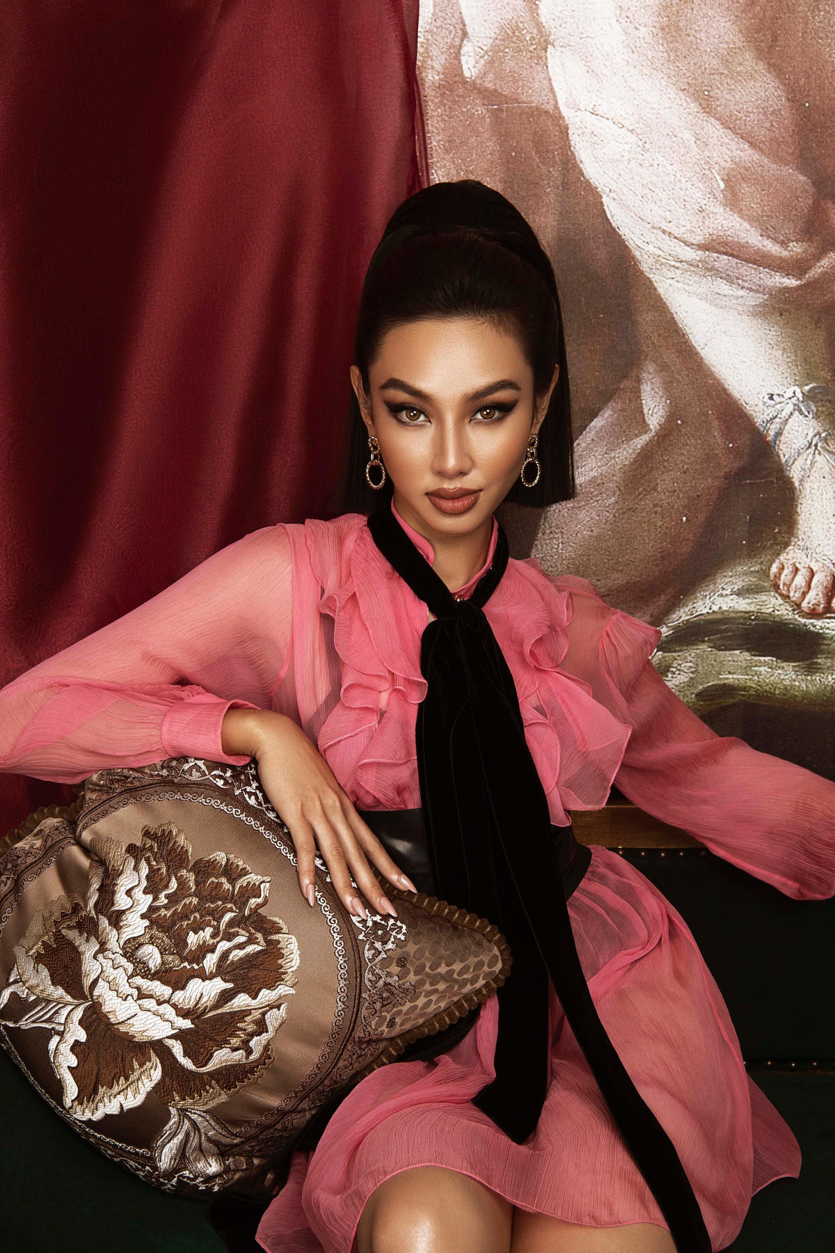 Hoa hậu Thùy Tiên khiến fan "mê mệt" với phong cách cổ điển. 