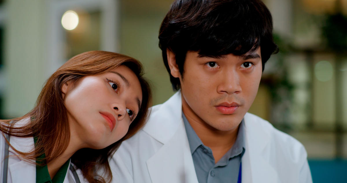 Nam diễn viên kết hợp với diễn viên Khả Ngân.