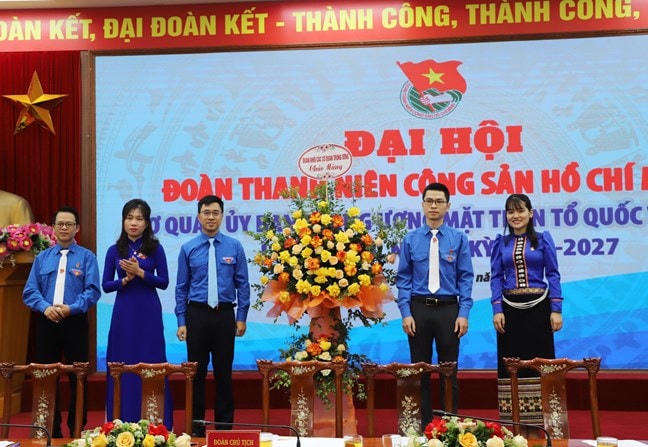 Đại hội nhận lẵng hoa chúc mừng của Đoàn Khối các cơ quan Trung ương.