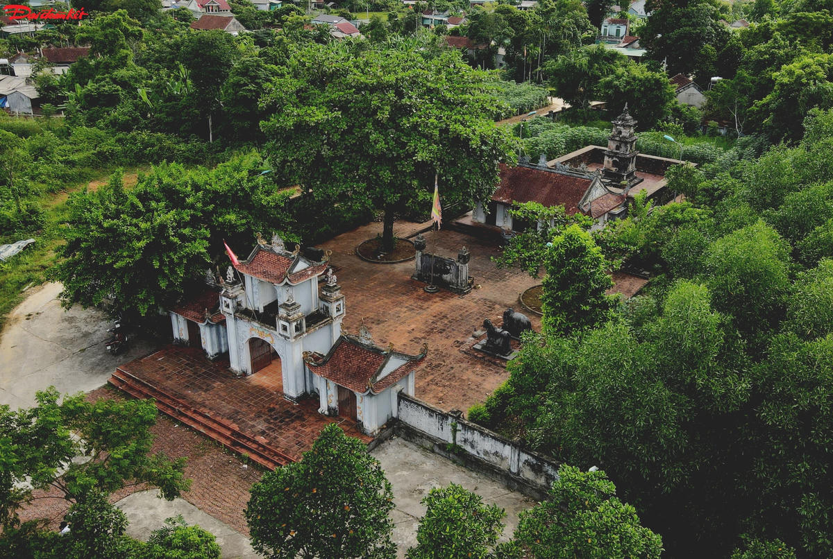 Tổng quan của di tích tháp đá cổ Cẩm Duệ.