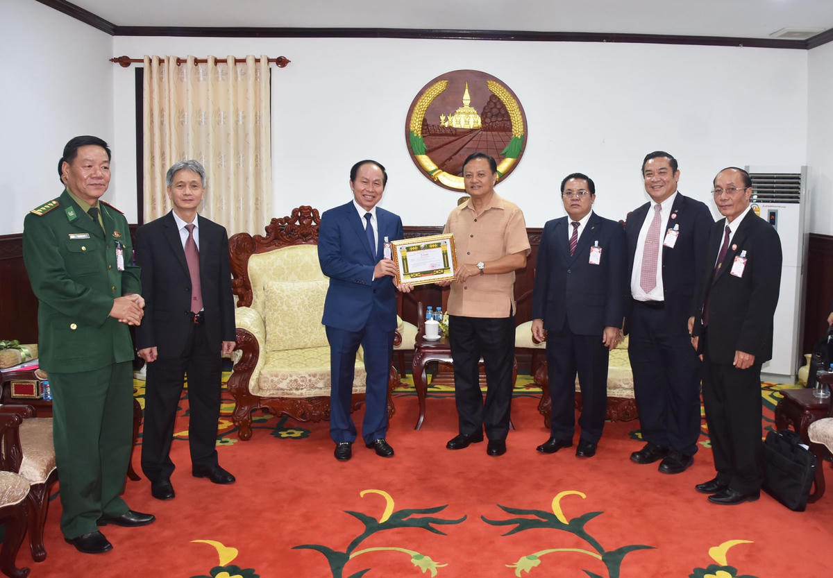 Ông Santiphap Phomvihane tặng quà lưu niệm cho Phó Chủ tịch – Tổng Thư ký Lê Tiến Châu.