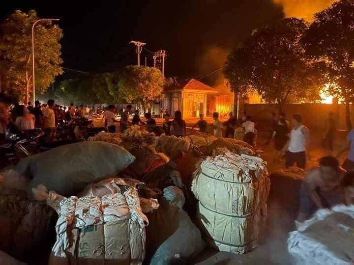 Hàng trăm chiến sĩ đang dập lửa, người dân giúp chuyển đồ đạc ra bên ngoài.