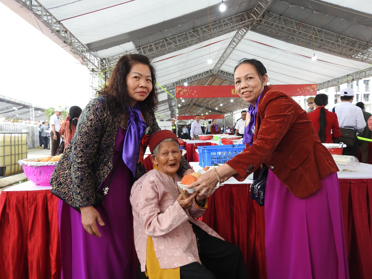 Mọi người vui vẻ lấy đủ phần ăn của mình. Ảnh: Thanh Tùng.