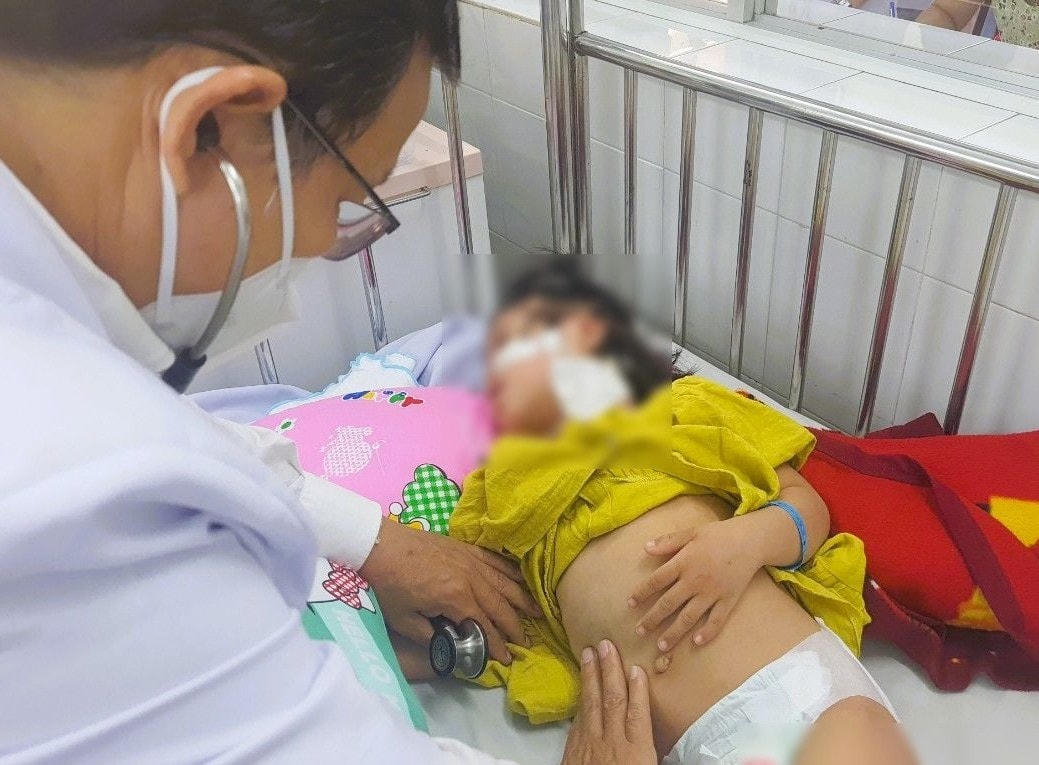 Thăm khám trẻ có dấu hiệu viêm dạ dày. Ảnh: TL.