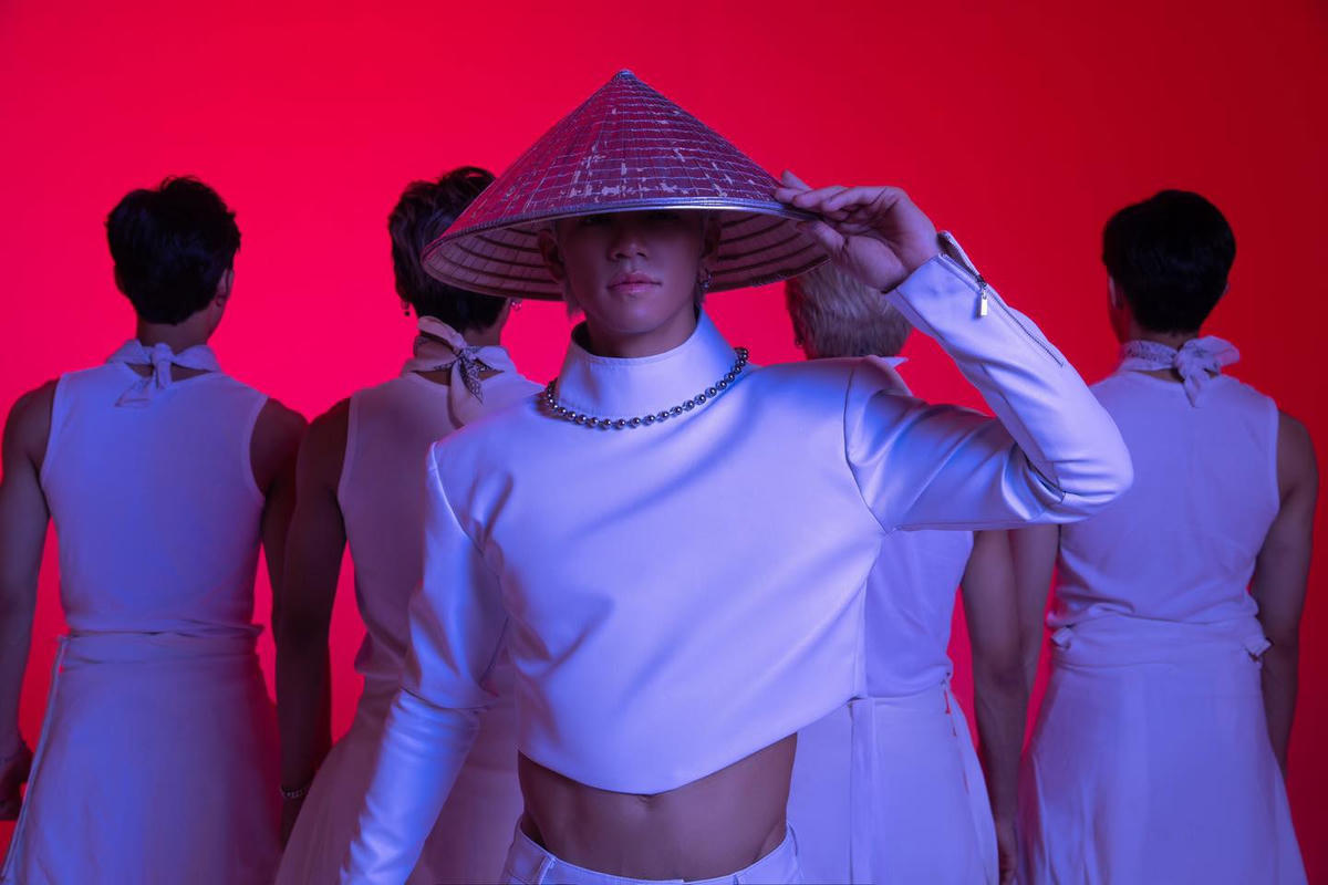 Trọng Hiếu mang hình ảnh chiếc nón lá Việt Nam lên sân khấu Eurovision của Đức. Ảnh: Bee Comm.