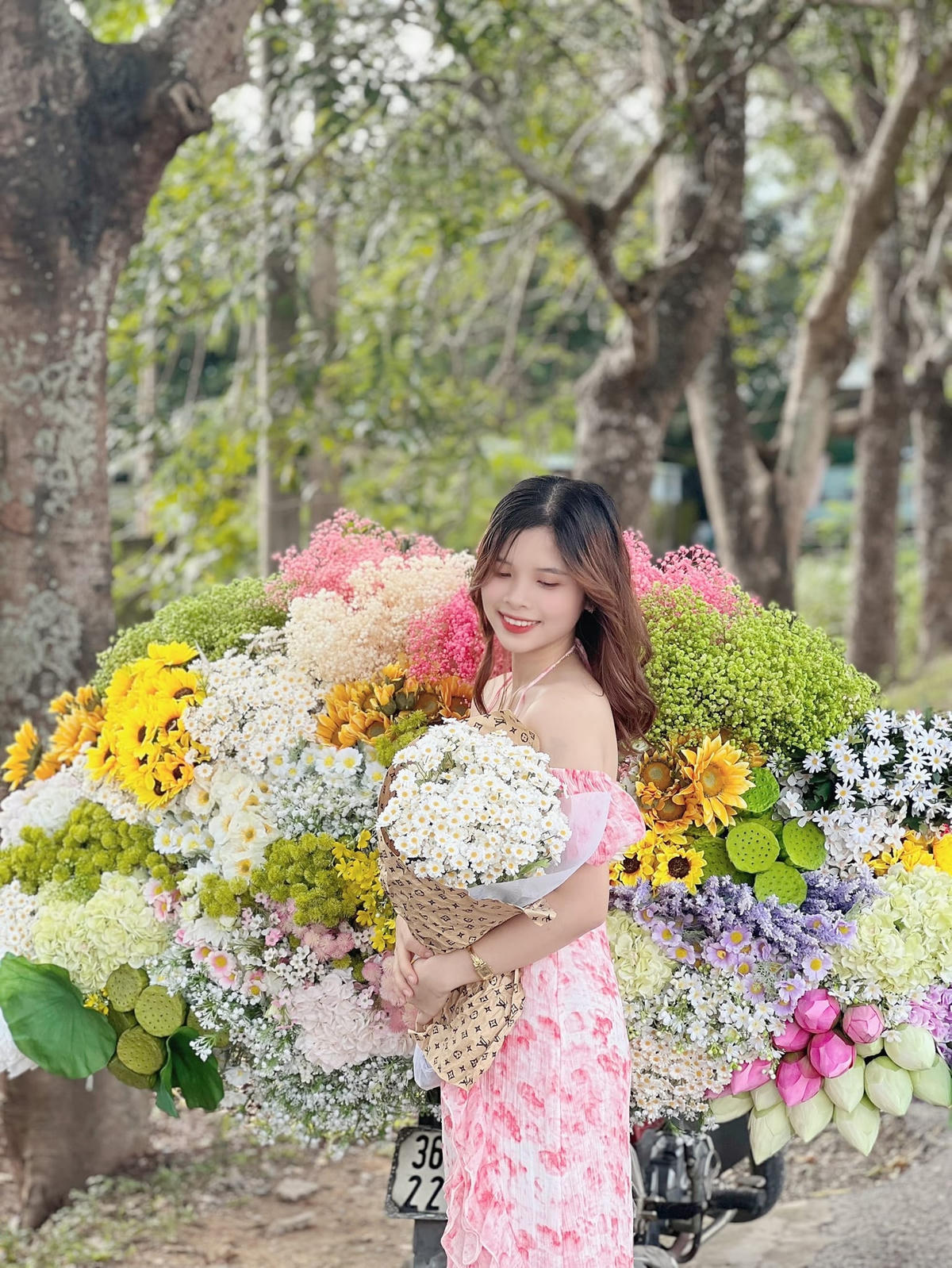Bạn Vân Anh (Thanh Hoá) tranh thủ dịp ghé chơi Hà Nội đã tới phố Thuỵ Khê lưu lại những khoảnh khắc thật đẹp bên gánh hoa rong và cũng không quên mua cho mình một bó hoa xinh xắn. "Hà Nội mùa này thật tuyệt vời. Từ không khí tới cảnh sắc khiến mình muốn chụp bộ ảnh với sắc hoa rực rỡ này", Vân Anh vui vẻ chia sẻ. Ảnh: Thu Quỳnh.  