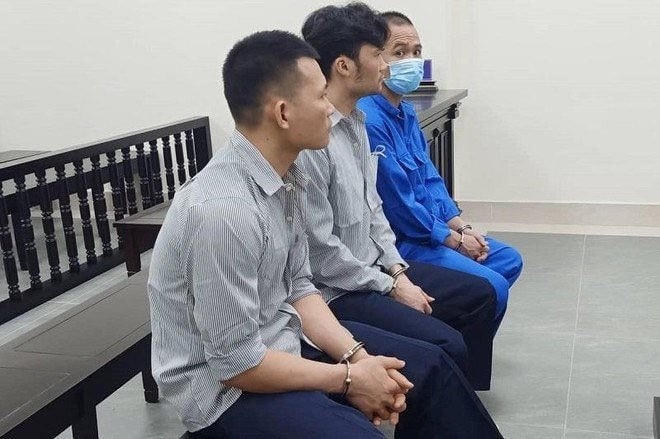 Các bị cáo trong phiên xét xử vụ án cướp tài sản và bắt giữ người trái pháp luật.