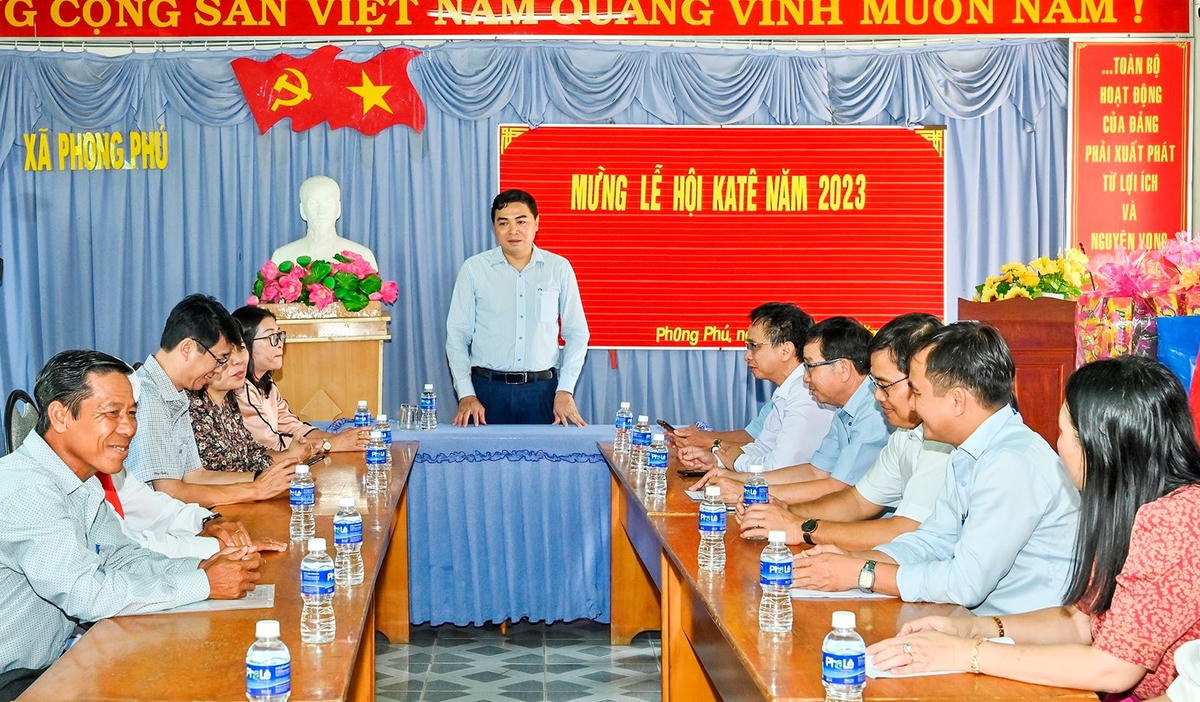Nguyễn Hoài Anh, Phó Bí thư Thường trực Tỉnh ủy, Chủ tịch HĐND tỉnh Bình Thuận, cùng đoàn công tác thăm các vị chức sắc tôn giáo, người có uy tín, đồng bào Chăm theo đạo Bàlamôn