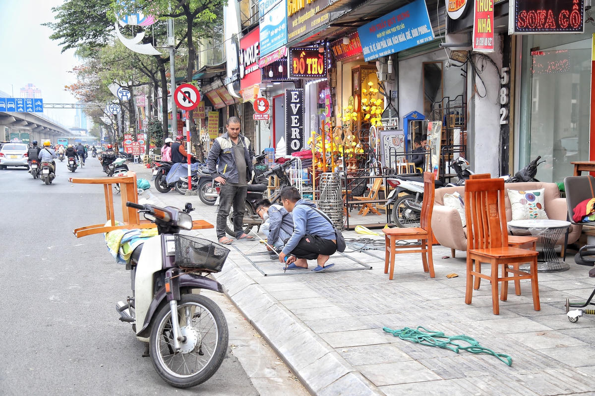 Thậm chí, những hộ kinh doanh này còn ngang nhiên mang sắt, thép ra vỉa hè để hàn xì.