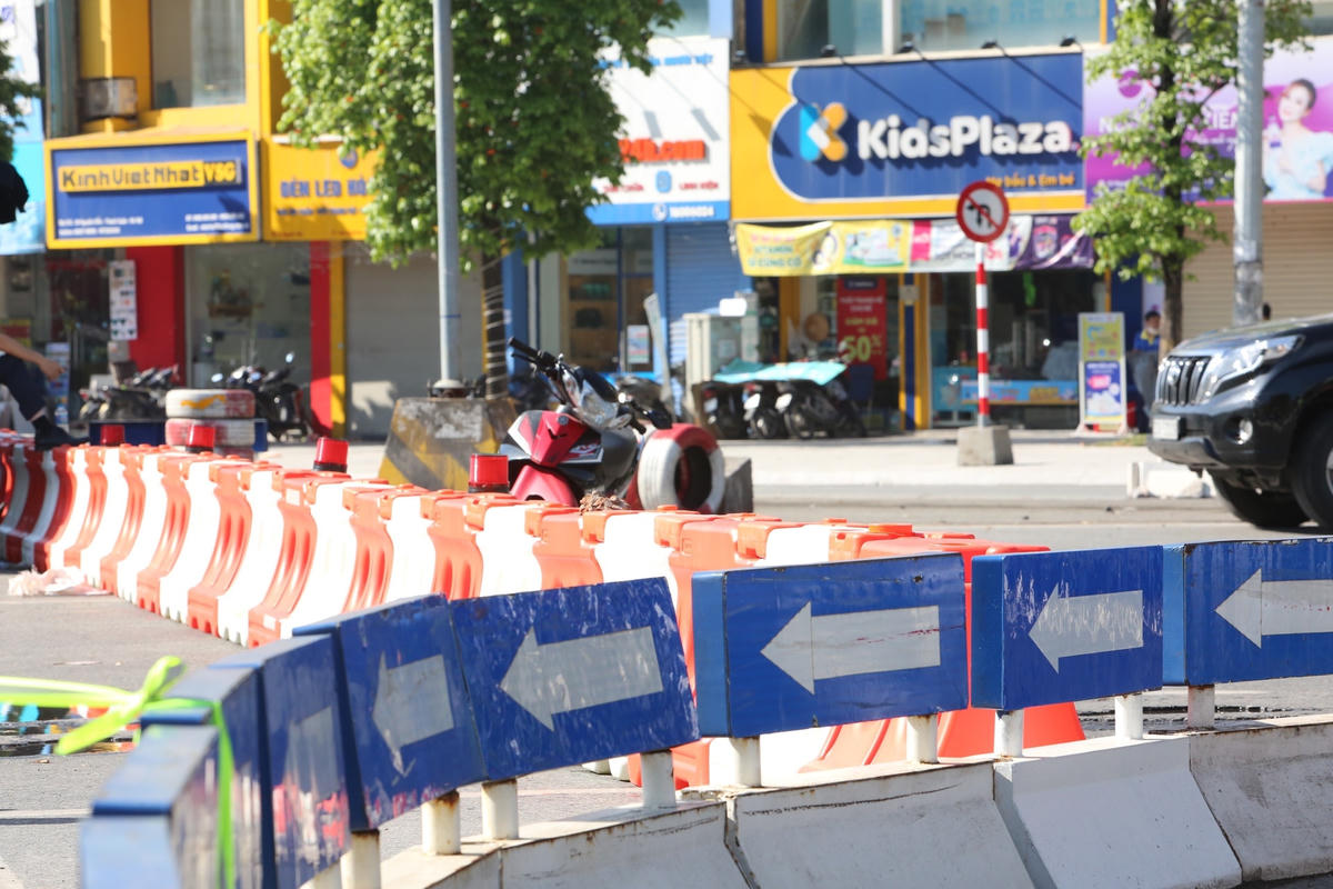 Hà Nội: Rào chắn đường Nguyễn Trãi ùn tắc kéo dài, giao thông hỗn loạn