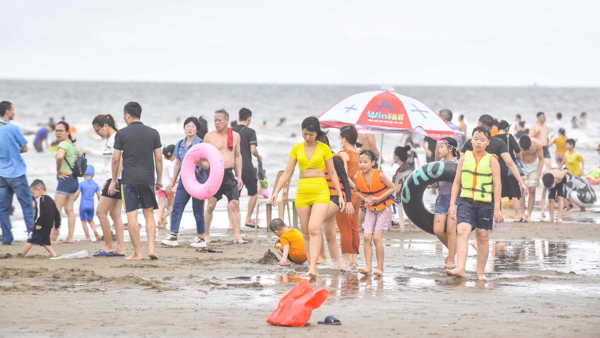 Với bãi cát dài và sóng biển mạnh, bởi vậy, cứ vào mỗi dịp hè, nơi đây thu hút rất đông du khách về tắm biển, nghỉ dưỡng.
