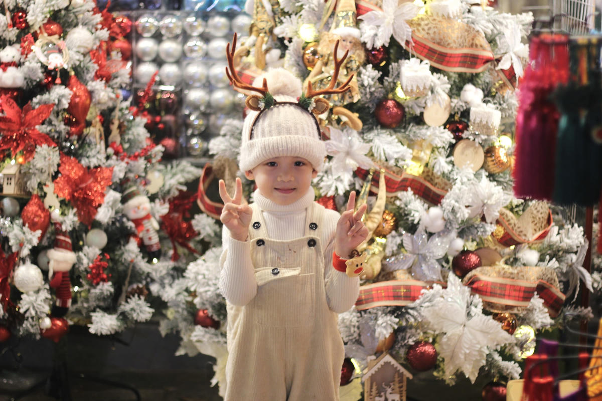 Bộ đồ ấm áp bên cây thông Noel tạo nên khoảnh khắc đáng nhớ. 