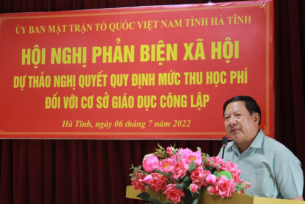 Ông Bùi Đức Hạnh - Phó Chủ nhiệm Hội đồng tư vấn của Ủy ban MTTQ tỉnh Hà Tĩnh phát biểu ý kiến tại hội nghị.