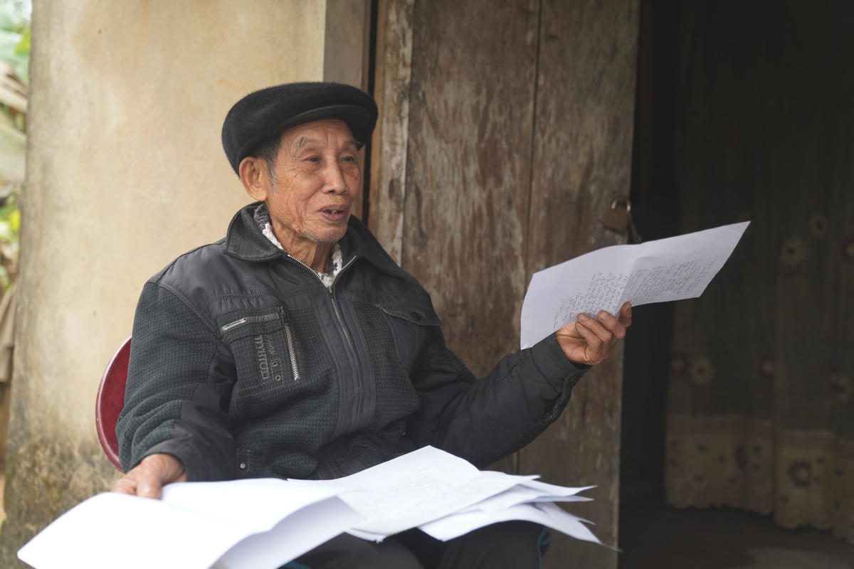 88 tuổi, ông Vũ Xuân Thía vẫn phải ôm giấy tờ "gõ cửa" chính quyền các cấp ở huyện Kỳ Anh.