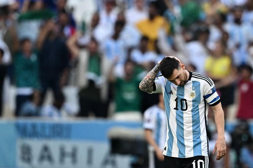 Nỗi buồn của Messi dù anh lập kỷ lục ghi bàn trong 4 kỳ World Cup. Ảnh: AP.