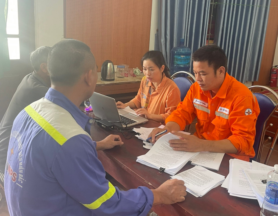 PC Bắc Ninh triển khai làm việc với khách hàng ký phụ lục.