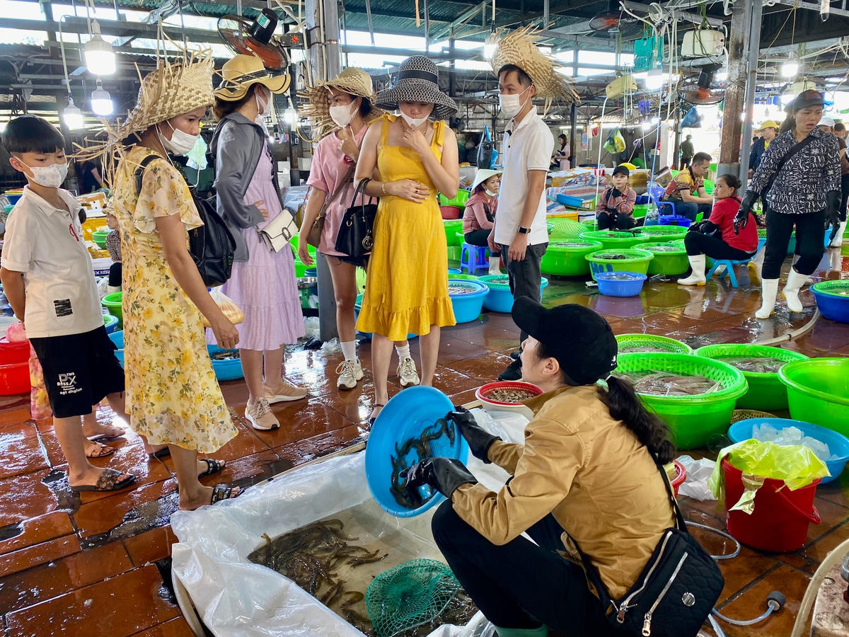 Rất đông du khách đã tranh thủ ghé qua chợ hải sản Hạ Long để mua quà về cho gia đình, người thân.