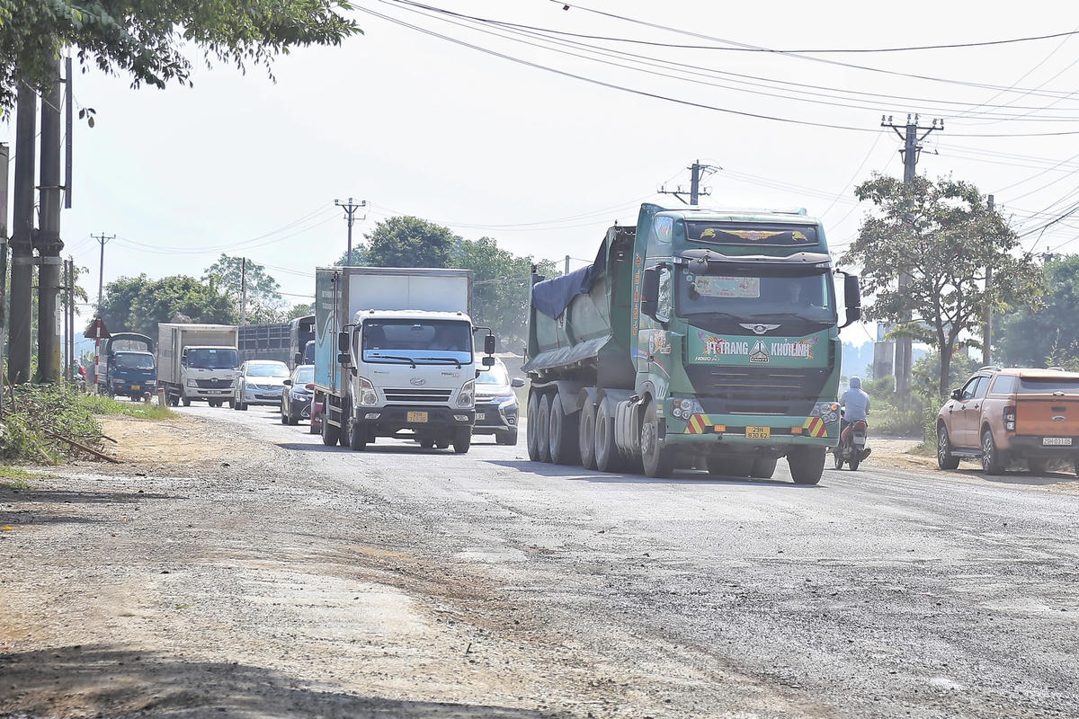 Hàng loạt phương tiện có dấu hiệu chở quá tải, cơi nới thành thùng chất hàng chục tấn đất đá, xi măng, bê tông… di chuyển với tốc độ cao trên tuyến đường này.