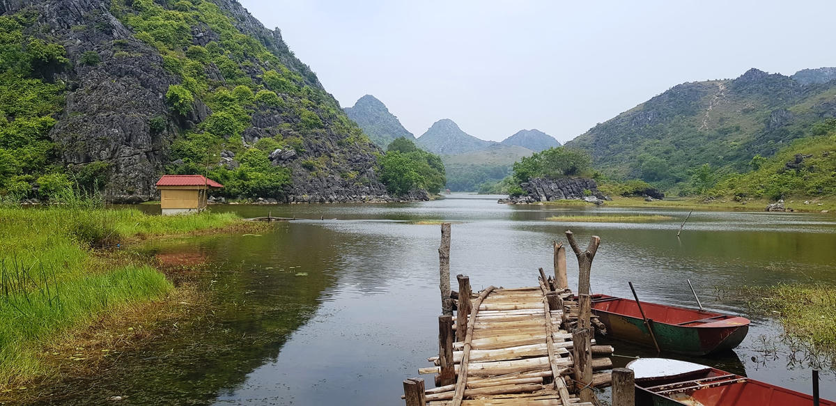 Di tích Quốc gia Hồ Đồng Vụa bị xâm hại nghiêm trọng suốt 20 năm qua nhưng chính quyền địa phương vẫn chưa xử lý.