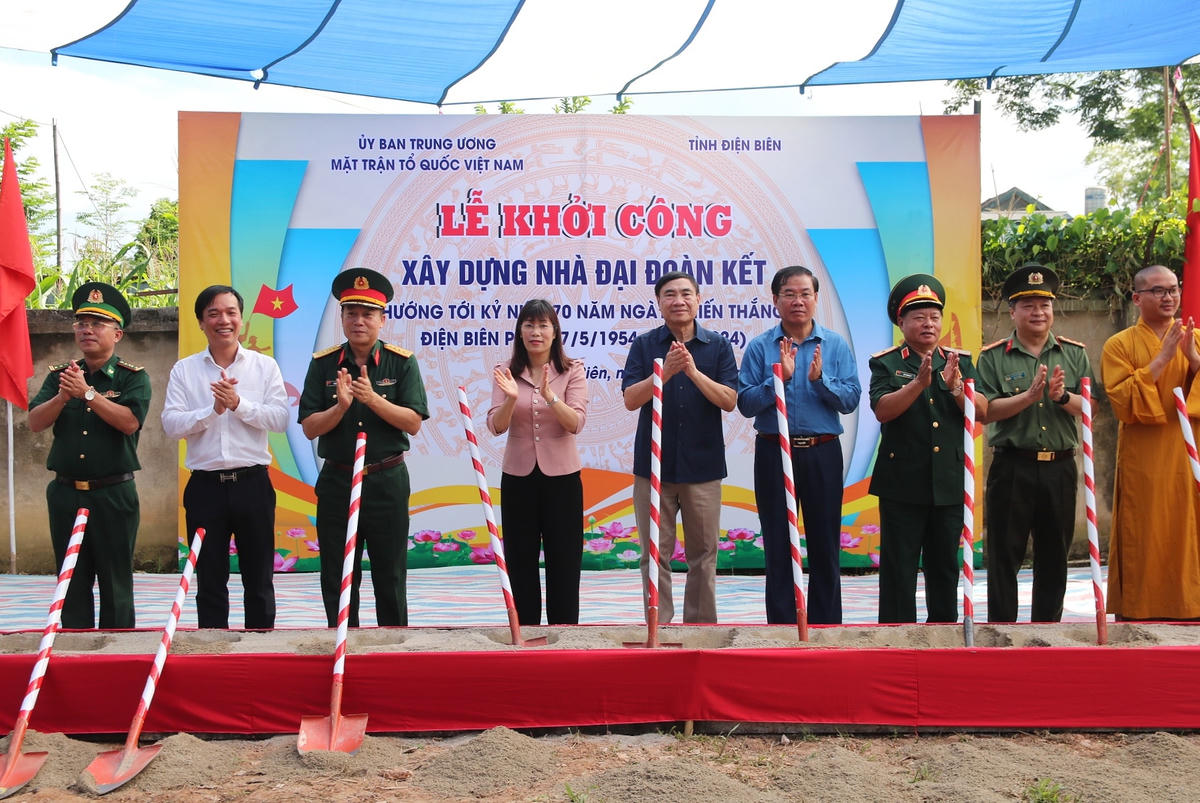 Đại biểu tham dự Lễ khởi công xây dựng nhà Đại đoàn kết hướng tới kỷ niệm 70 năm ngày chiến thắng Điện Biên Phủ tại bản Pá Đông, xã Thanh Xương, huyện Điện Biên.