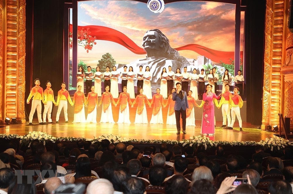 Chương trình nghệ thuật chào mừng lễ kỷ niệm. (Ảnh: Trí Dũng/TTXVN).
