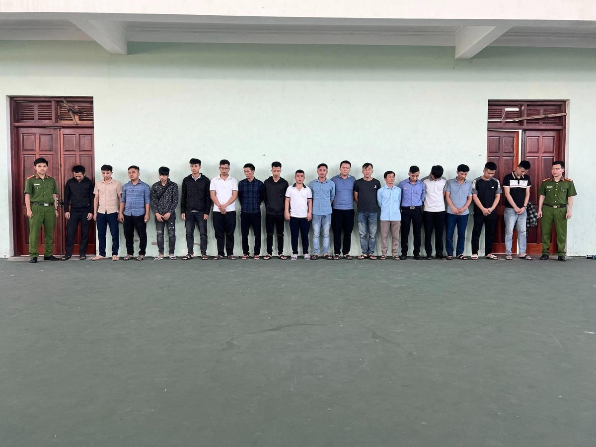 Các đối tượng tại cơ quan công an.