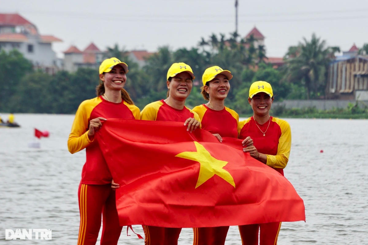 Niềm vui của các cô gái Rowing với tấm HCV SEA Games ngày 11/5. Ảnh: Dân Trí.