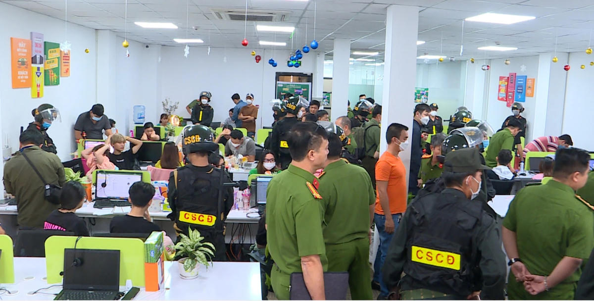 Công an TPHCM khám xét một tòa nhà có các công ty hoạt động lừa đảo tín dụng đen tại quận Tân Bình (TPHCM). Ảnh: CACC.