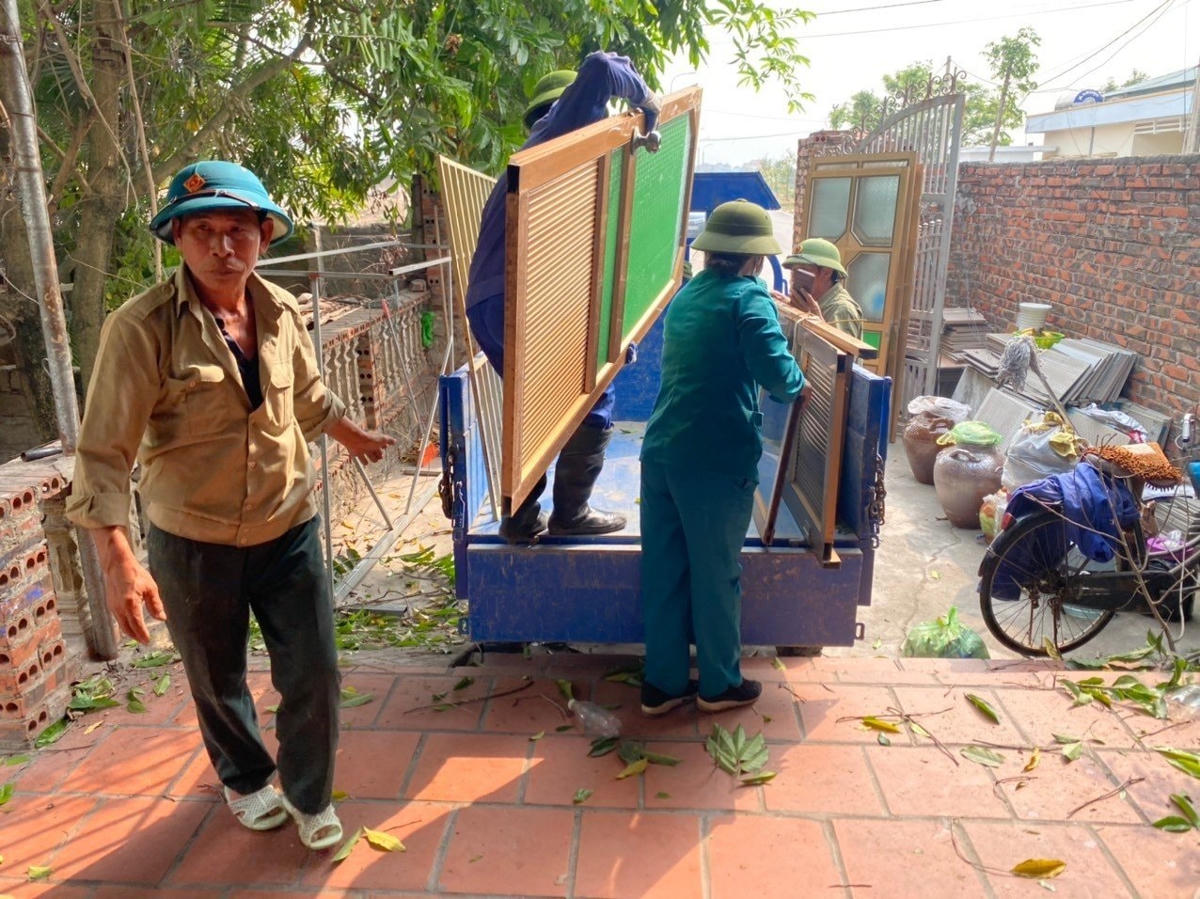 Thị xã hỗ trợ gia đình bà Nguyễn Thị Luyến di chuyển tài sản, tháo dỡ để tận dụng các vật dụng còn dùng được...