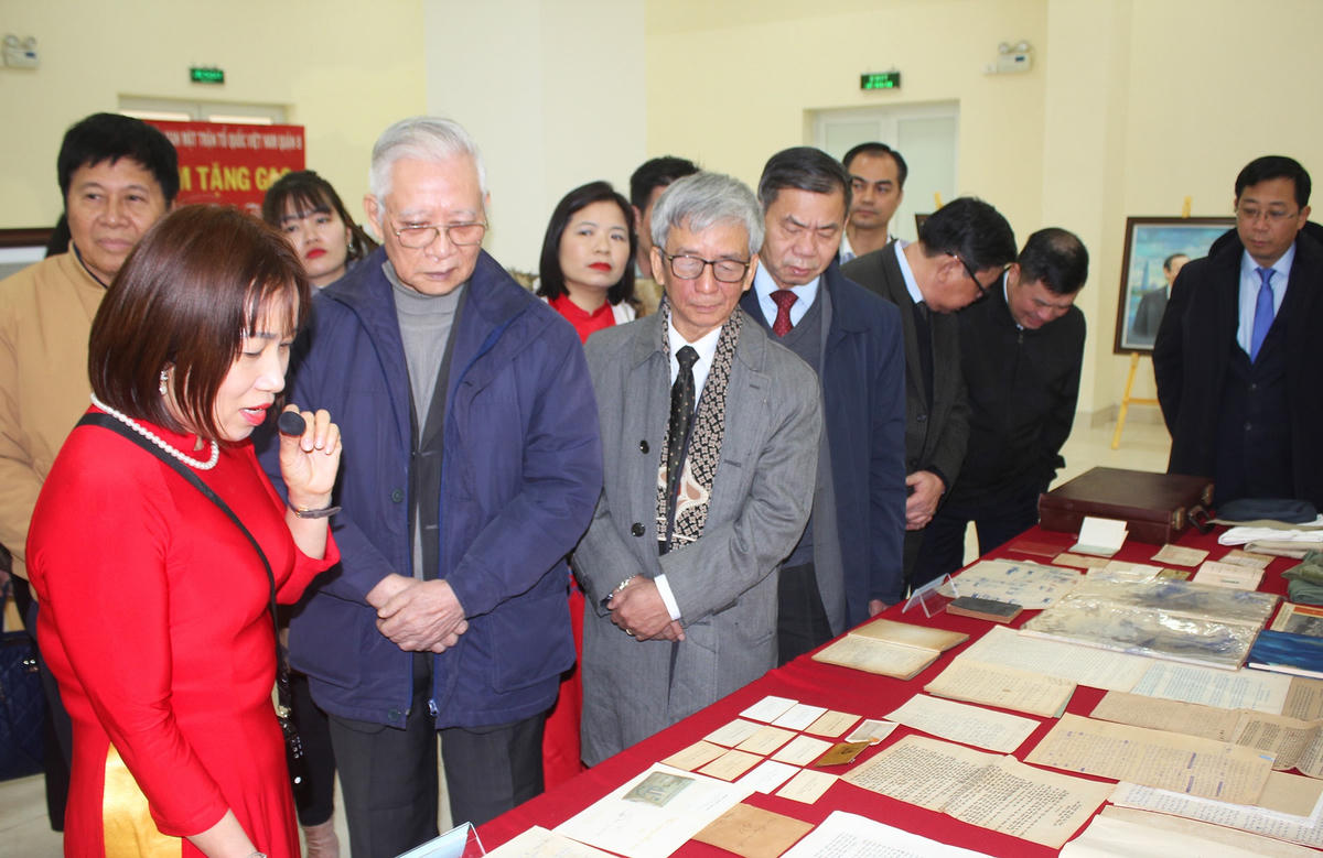 Đại biểu tham quan Phòng trưng bày chuyên đề của Trung tâm Bồi dưỡng cán bộ và Nghiên cứu khoa học MTTQ Việt Nam.