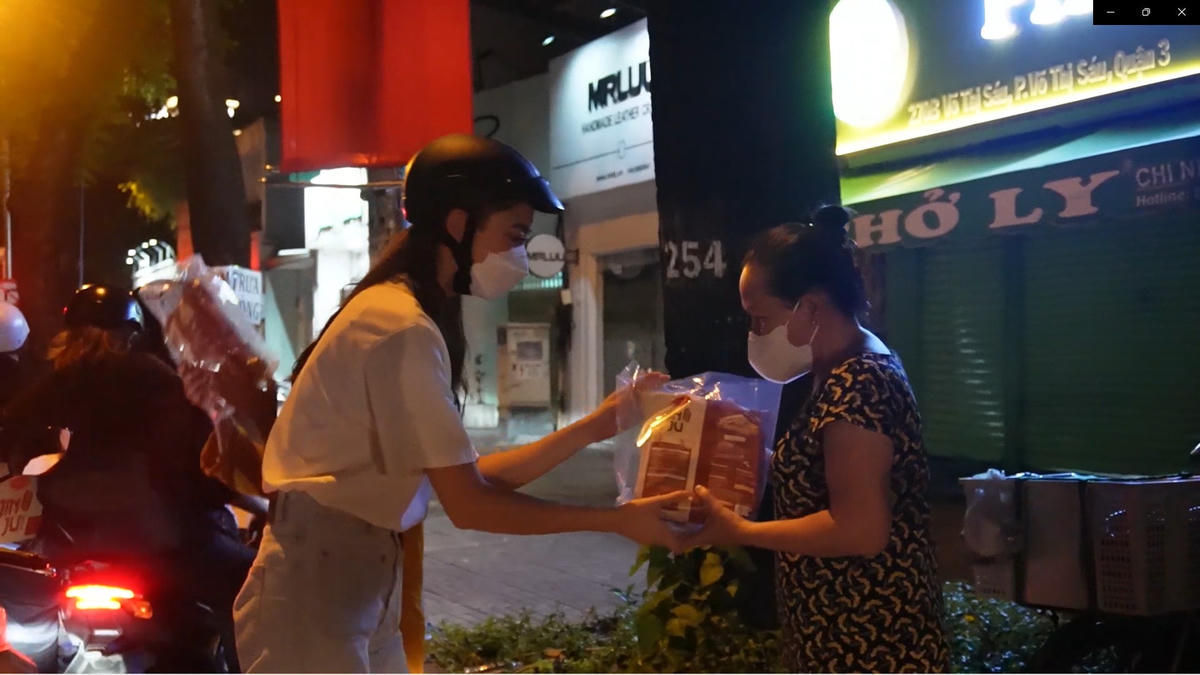 Hành động của Lương Thùy Linh "ghi điểm" trong lòng công chúng. 