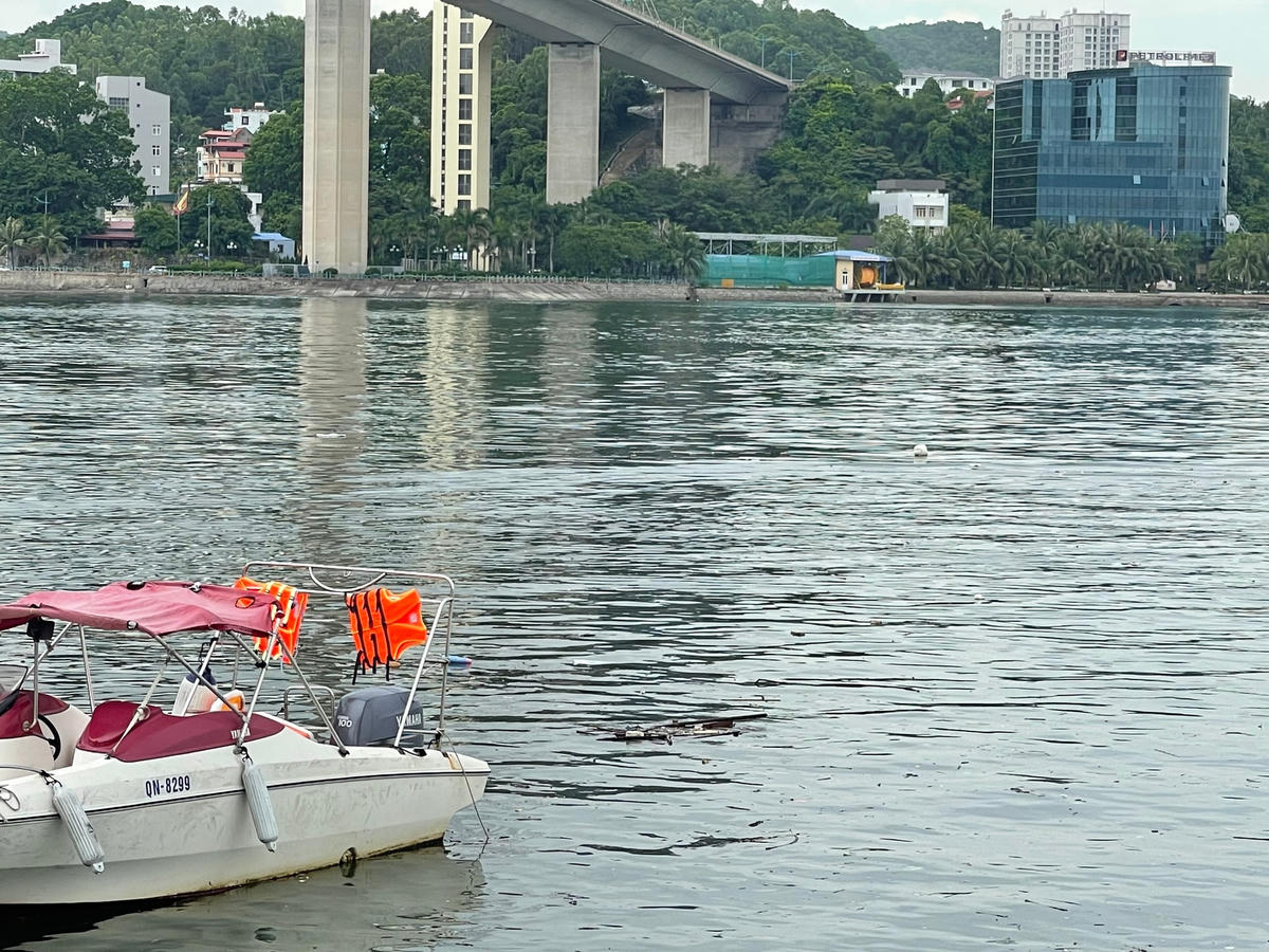 Rác trôi nổi thành từng đám ở khu vực giữa dòng.