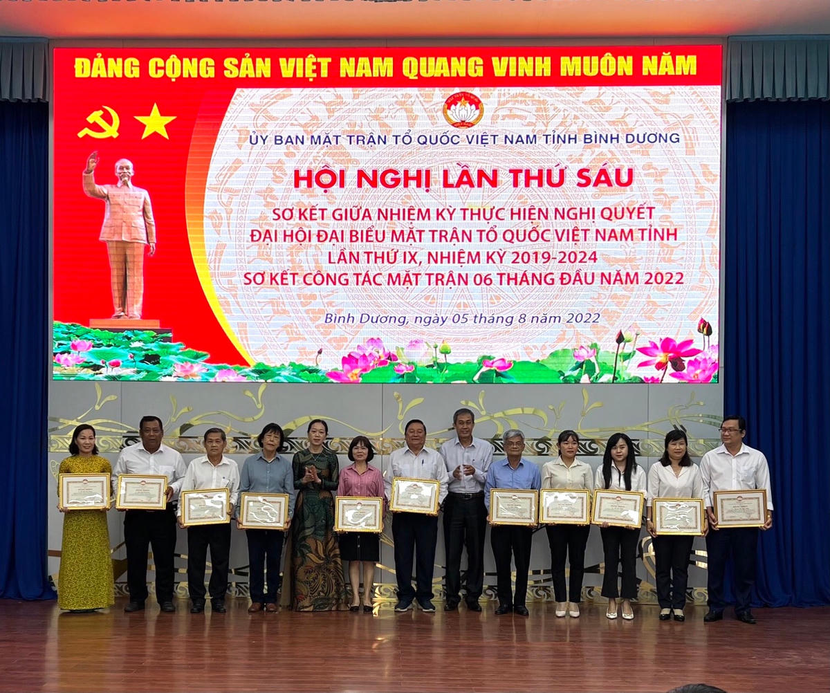 Đại diện UBTƯ MTTQ Việt Nam và lãnh đạo Mặt trận tỉnh Bình Dương trao khen thưởng cho các cá nhân, tập thể có nhiều đóng góp trong công tác Mặt trận.  