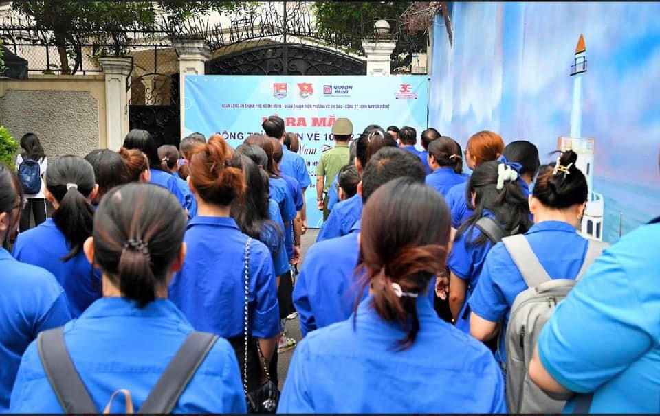 Đoàn viên, thanh niên, sinh viên thăm quan công trình hẻm bích họa “Việt Nam tươi đẹp” tại hẻm 115 đường Trần Quốc Thảo.