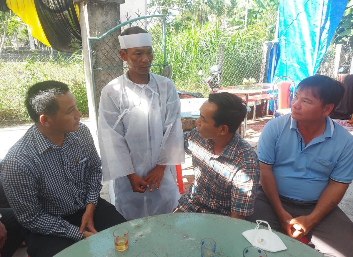 Lãnh đạo huyện Tư Nghĩa đến thăm hỏi, động viên gia đình nạn nhân.