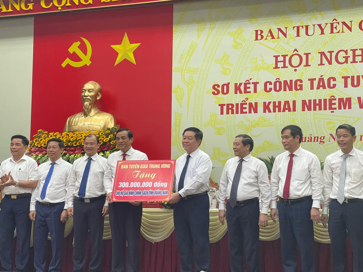 Hội nghị 5: Ban Tuyên giáo Trung ương tặng 300 triệu đồng cho các hộ gia đình chính sách tỉnh Quảng Nam.