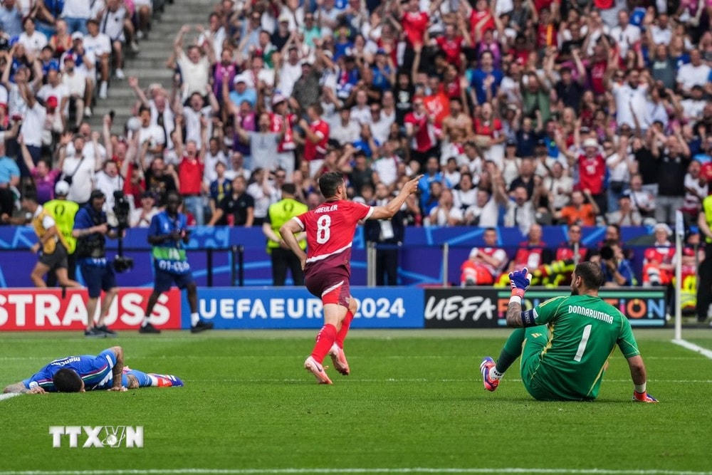 Thụy Sĩ (áo đỏ) chính là đội đã biến Italy thành cựu vô địch EURO. (Ảnh: THX/TTXVN) ttxvn_tuyen_thuy_si_0107.jpg