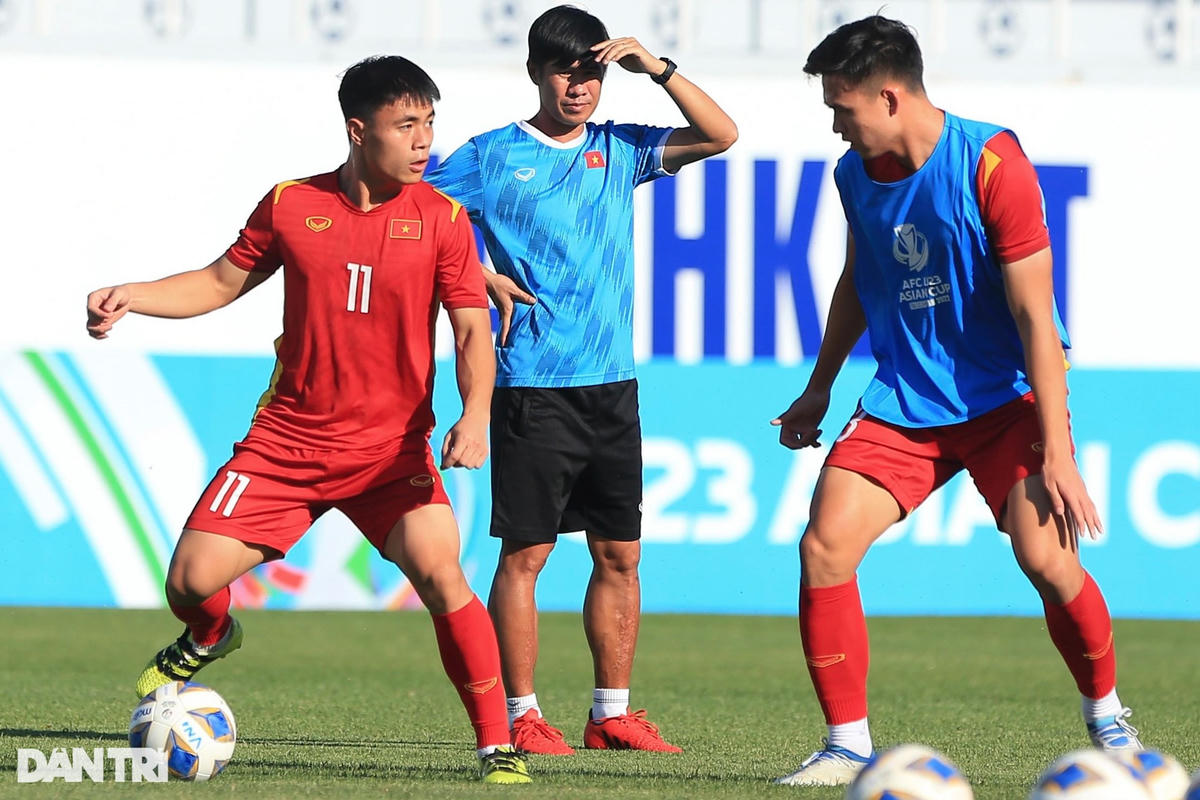 U23 Việt Nam mặc trang phục màu đỏ, U23 Hàn Quốc mặt trang phục màu trắng. Ảnh: Dân Trí.
