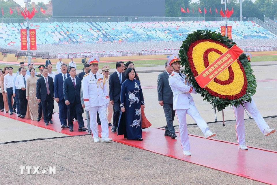 Đoàn đại biểu Thành ủy, Hội đồng Nhân dân, Ủy ban Nhân dân, Ủy ban Mặt trận Tổ quốc Việt Nam thành phố Hà Nội đến đặt vòng hoa và vào Lăng viếng Chủ tịch Hồ Chí Minh. (Ảnh: An Đăng/ TTXVN)