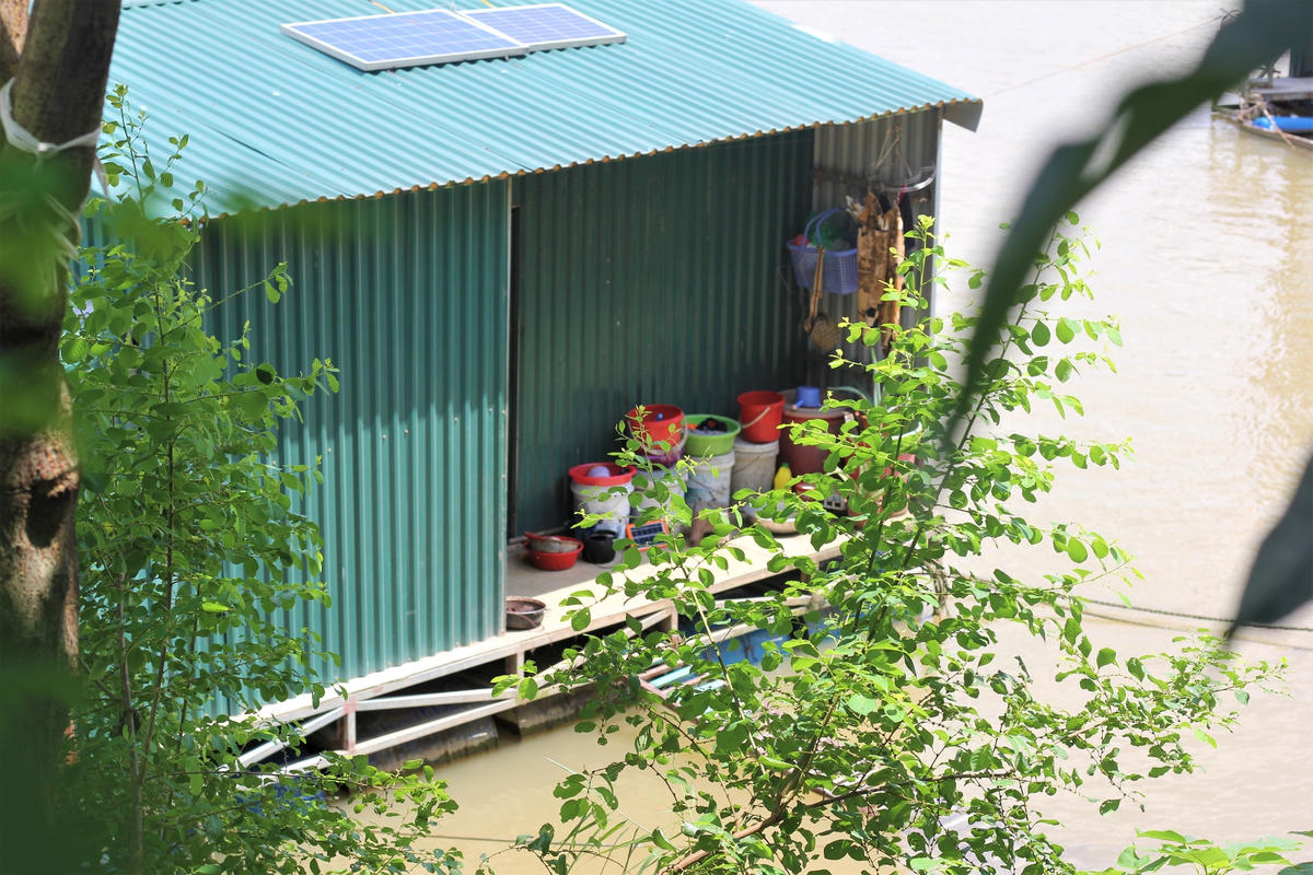 Nơi sinh hoạt, rửa bát ở phía sau nhà cũng chỉ được vài mét.Ở những nơi không được cấp sổ đỏ thì những túp lều tạm bợ, những chiếc thuyền lênh đênh neo đậu trên bãi bồi với mỗi nhà rộng chừng hơn chục mét vuông vẫn là chốn nương thân của người dân nơi đây. Khó khăn, vất vả vì kế sinh nhai là vậy nhưng những người dân ở xóm Phao vẫn luôn cố bám trụ.