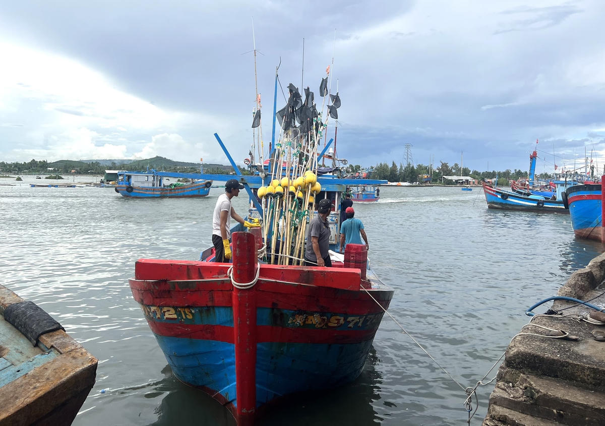 Tàu cá Quảng Ngãi khẩn trương vào cảng cá tránh bão số 4.