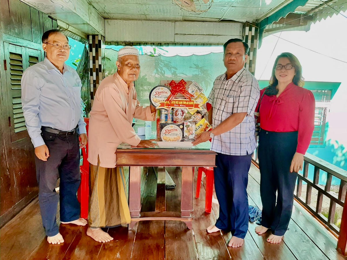 Phó Chủ tịch Uỷ ban MTTQ Việt Nam tỉnh An Giang Trương Hoàng Trọng tặng quà ông Mach Sales – Phó Trưởng ban đại diện Cộng đồng Hồi giáo tỉnh.