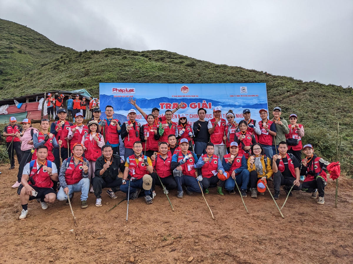Các vận động viên và Ban Tổ chức chụp ảnh lưu niệm sau khi hoàn thành chặng đường hơn 10km đường đồi núi, với nhiều đoạn dốc cực gắt và quanh co. 