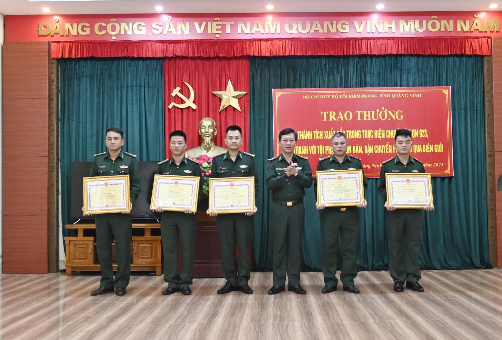 Đại tá Lê Xuân Men, Chính ủy BĐBP tỉnh Quảng Ninh trao Bằng khen của UBND tỉnh Quảng Ninh cho 5 cá nhân có thành tích xuất sắc trong chuyên án.