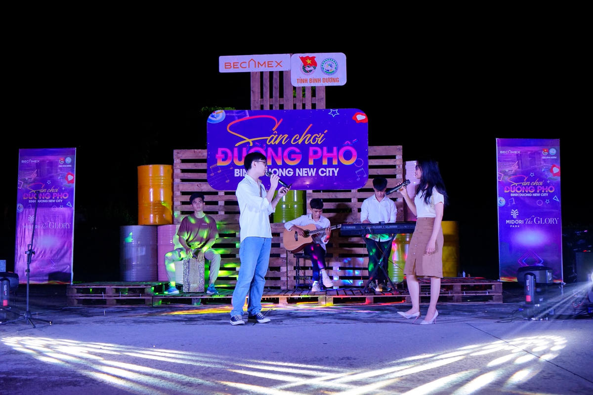 Một tiết mục âm nhạc của hai bạn trẻ tại “Sân chơi đường phố”.