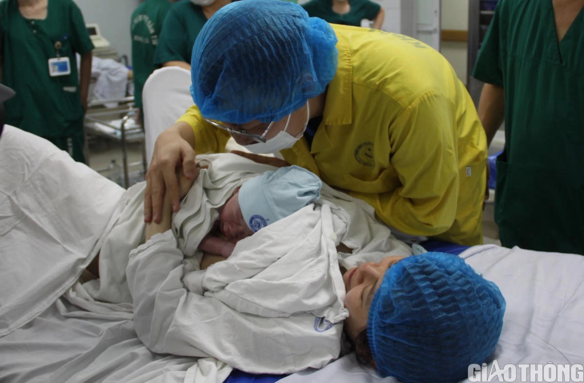 Hình ảnh công dân nhí đầu tiên của năm 2024 chào đời ở Hà Nội- Ảnh 6.