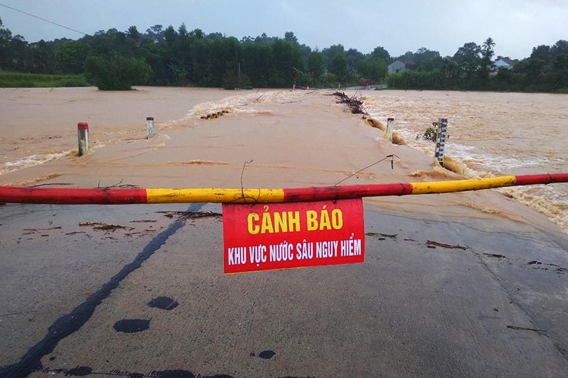 Cảnh báo người dân hạn chế lưu thông qua các ngầm, cầu tràn, cầu dân sinh, nơi đất dốc.