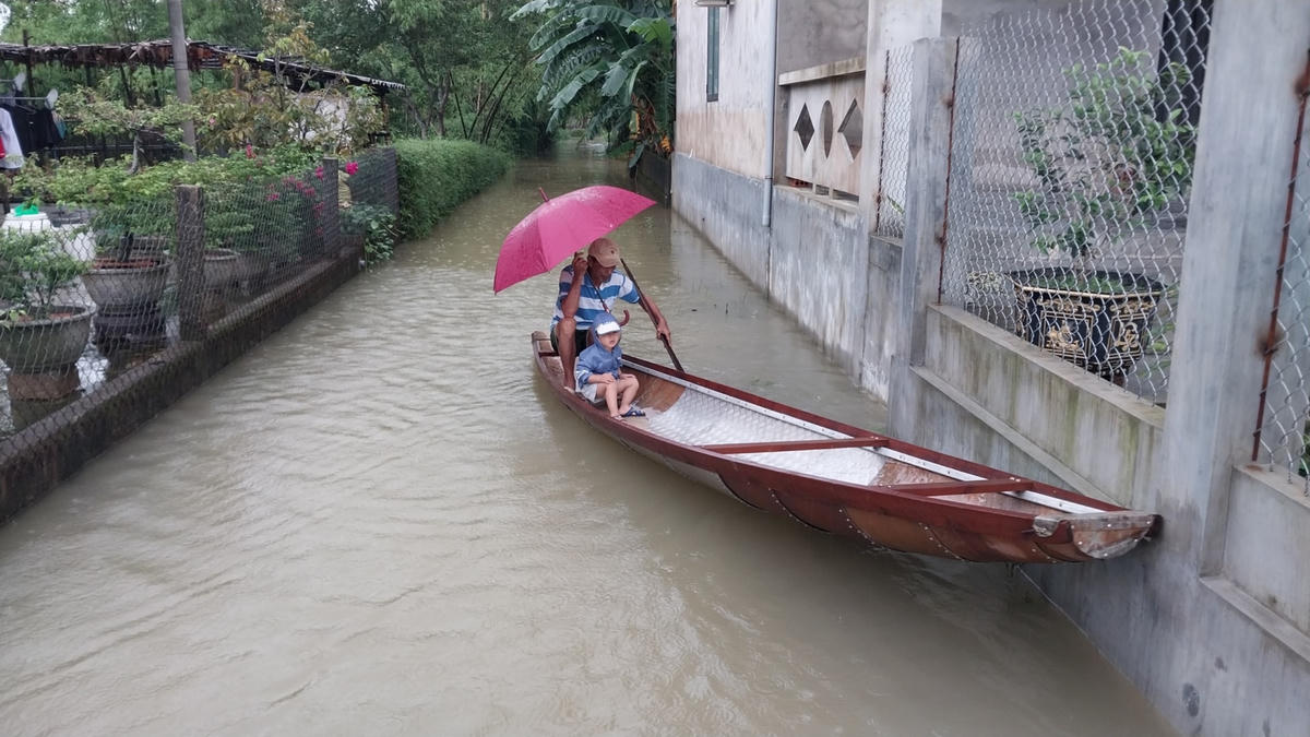 Người dân thôn Xuân Tuỳ, xã Quảng Phú phải sử dụng ghe để đi lại tại các đường liên thôn.
